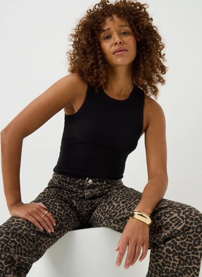 ماتلان بلوزة بدون أكمام بياقة عالية مضلعة سوداء